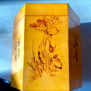 Vtg. Hexagonal lacquered bamboo Chinese tea box